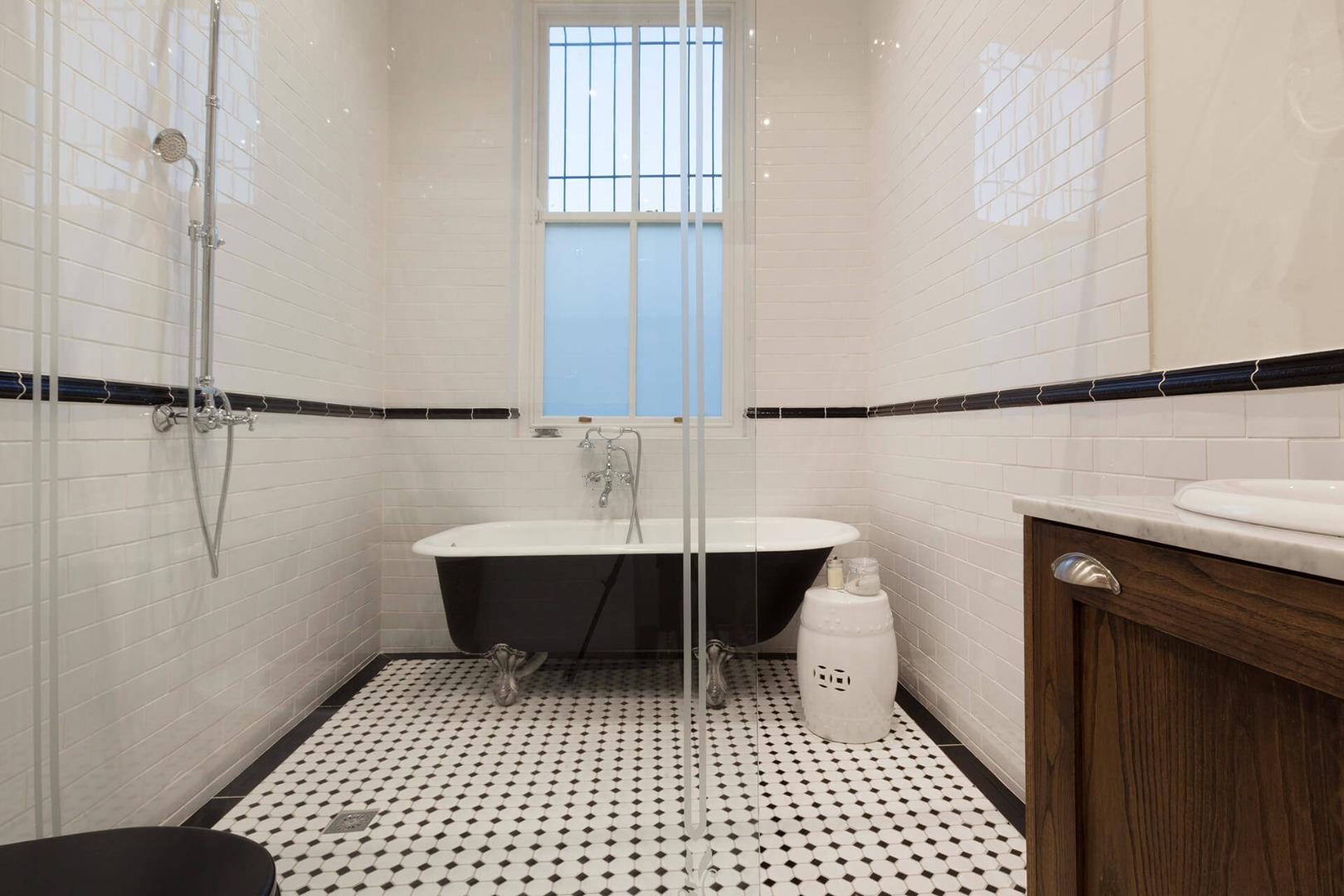 768730_122h_bathroom.jpg