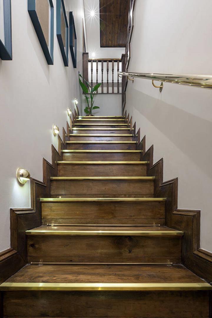 768730_122l_stairs.jpg